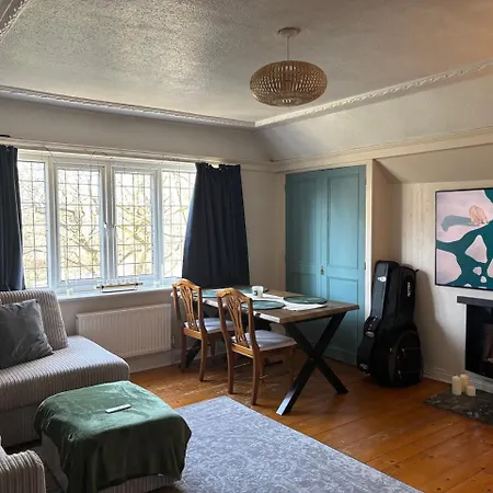 Spacious 2 Bed Flat Headingley Leeds- Free Parking شقة