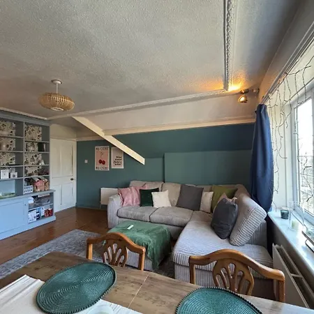 Spacious 2 Bed Flat Headingley Leeds- Free Parking شقة ليدز