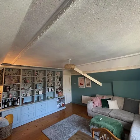 Spacious 2 Bed Flat Headingley Leeds- Free Parking *