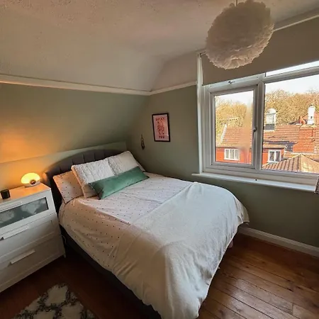 Spacious 2 Bed Flat Headingley Leeds- Free Parking * ليدز