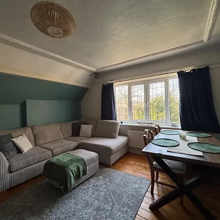 Spacious 2 Bed Flat Headingley Leeds- Free Parking