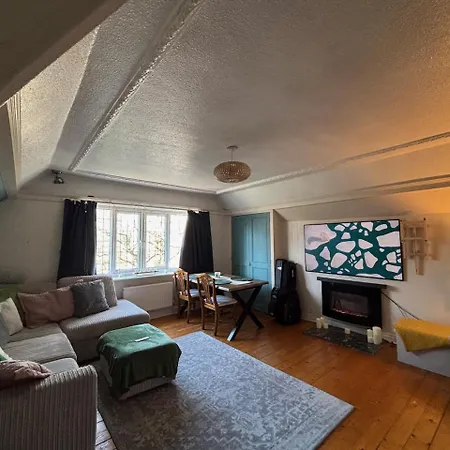 Spacious 2 Bed Flat Headingley Leeds- Free Parking * ليدز